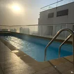 Encantador apto con piscina cerca al mar